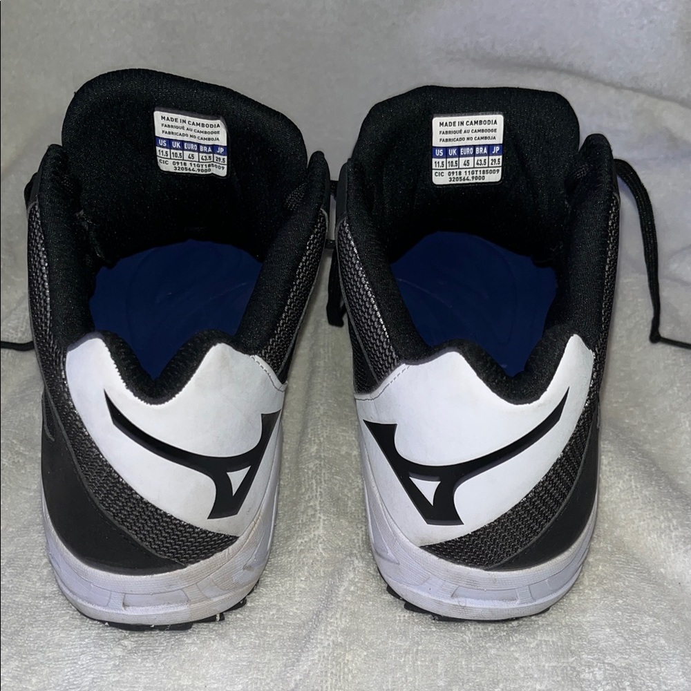 Mizuno Men's Black and Gray Athletic Shoes - Picture 4 of 9
